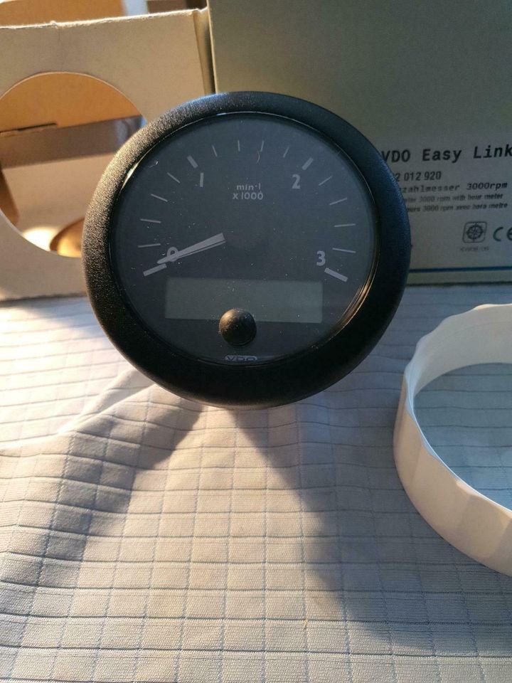 VDO Easy Link Drehzahlmesser 3000rpm mit CAN Bus Anzeige in Damp