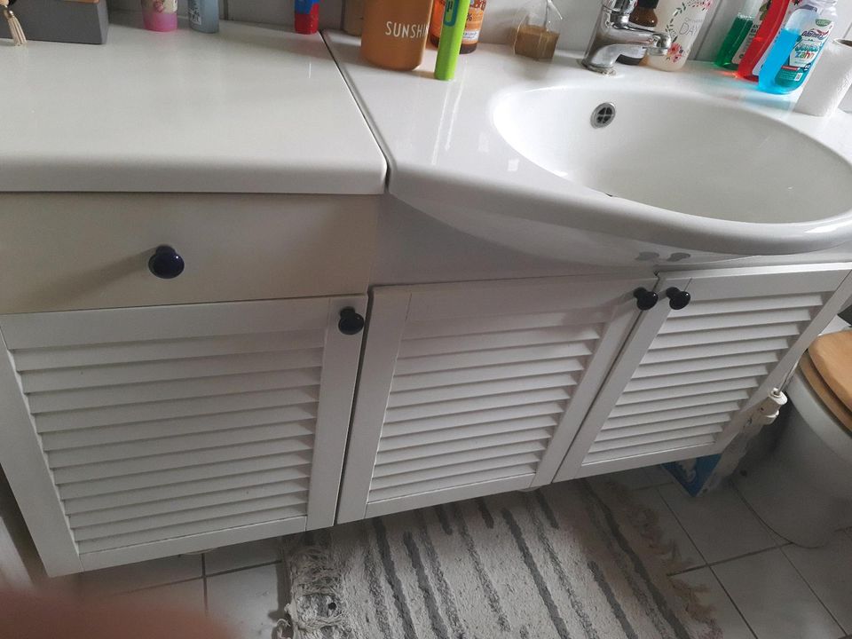 Badezimmerschrank mit Waschbecken zu verschenken in Köln