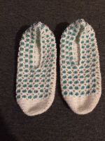 Selbstgestrickte DIY Söckchen Socken Perlen weiß türkis Gr. 36-37 Bayern - Regensburg Vorschau