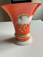 Heubach, Alte Trichtervase, Porzellan, Rot, Gold Flamingo, 16 cm Köln - Köln Brück Vorschau