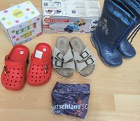 Junge,Gr. 26, Clogs Haus- Badeschuhe Gummistifel Holzauto+ Berlin - Schöneberg Vorschau