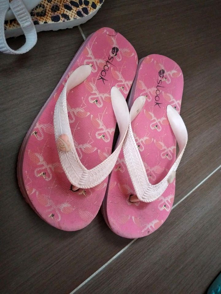 2 Paar Mädchen Sommer Sandalen gr 28 Flip Flops Wasser Schuhe in Langen (Hessen)