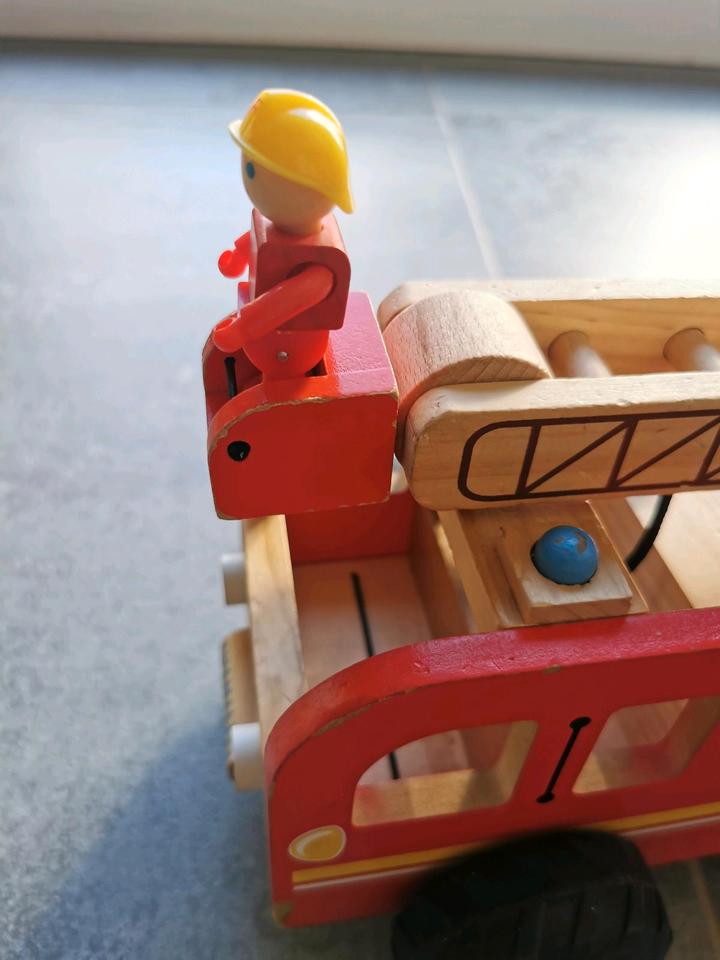 small foot Feuerwehrauto Leiterwagen aus Holz mit Drehleiter in Wendelstein