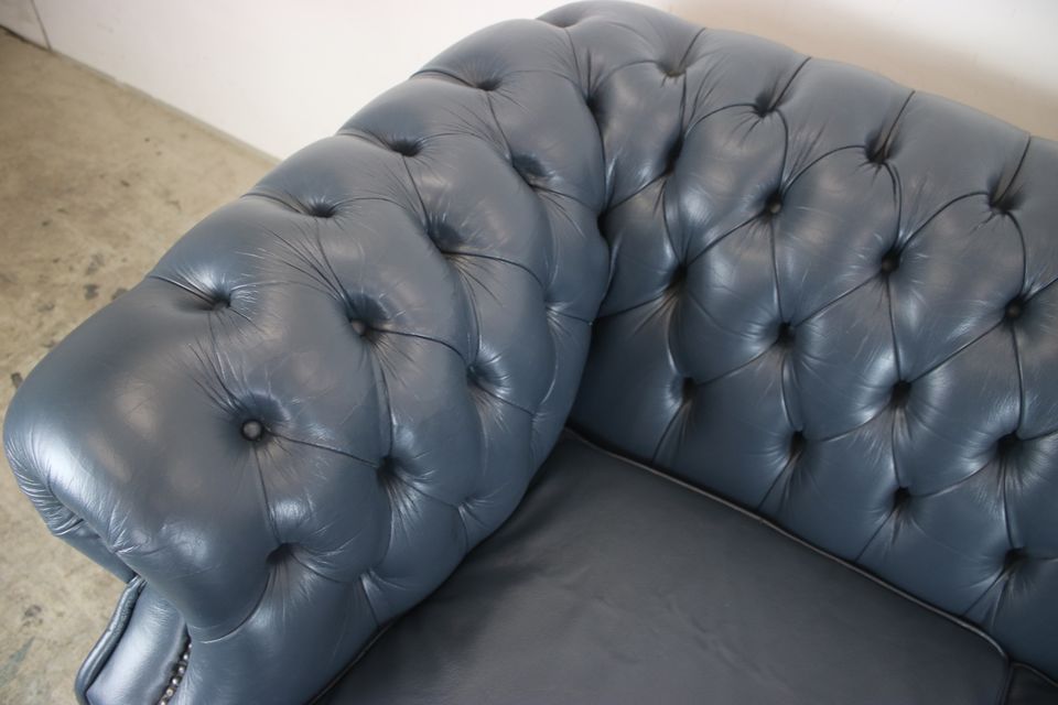 Englische Chesterfield Club Sofa Echt Leder Dunkel Blau Couch in Berlin