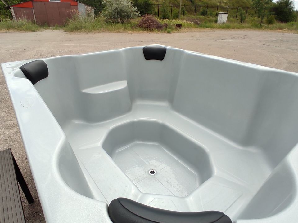 Badefaß Badezuber Jacuzzi 2.0m x 1.7m x 1m Massage inkl.Versand in Stuttgart