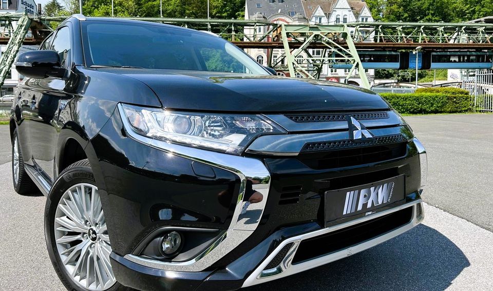 Mitsubishi Plug-in Hybrid Outlander 2.4 4WD*1.Hand.AHK*NAVI in Wuppertal