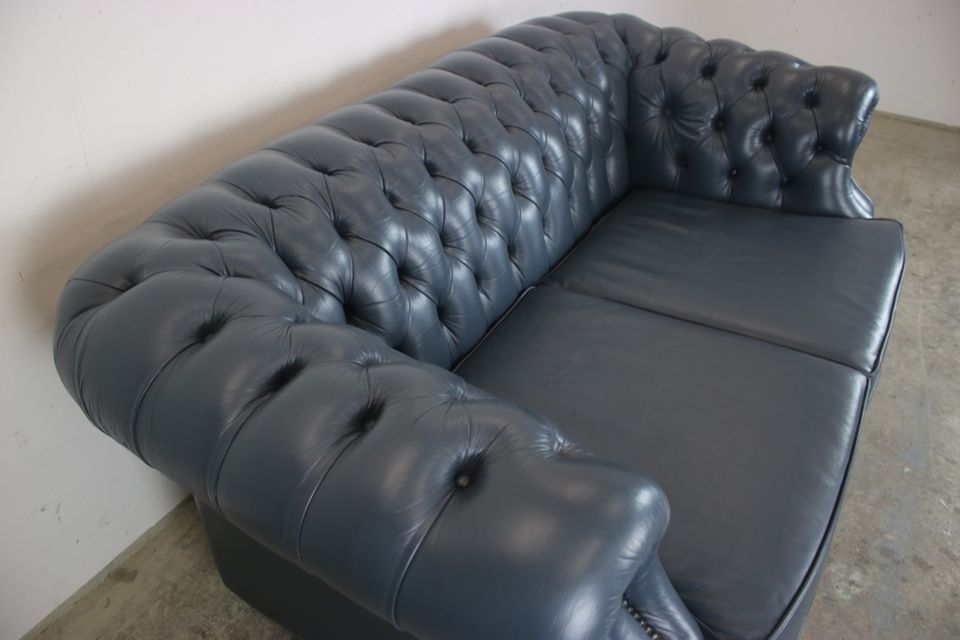 Englische Chesterfield Club Sofa Echt Leder Dunkel Blau Couch in Berlin