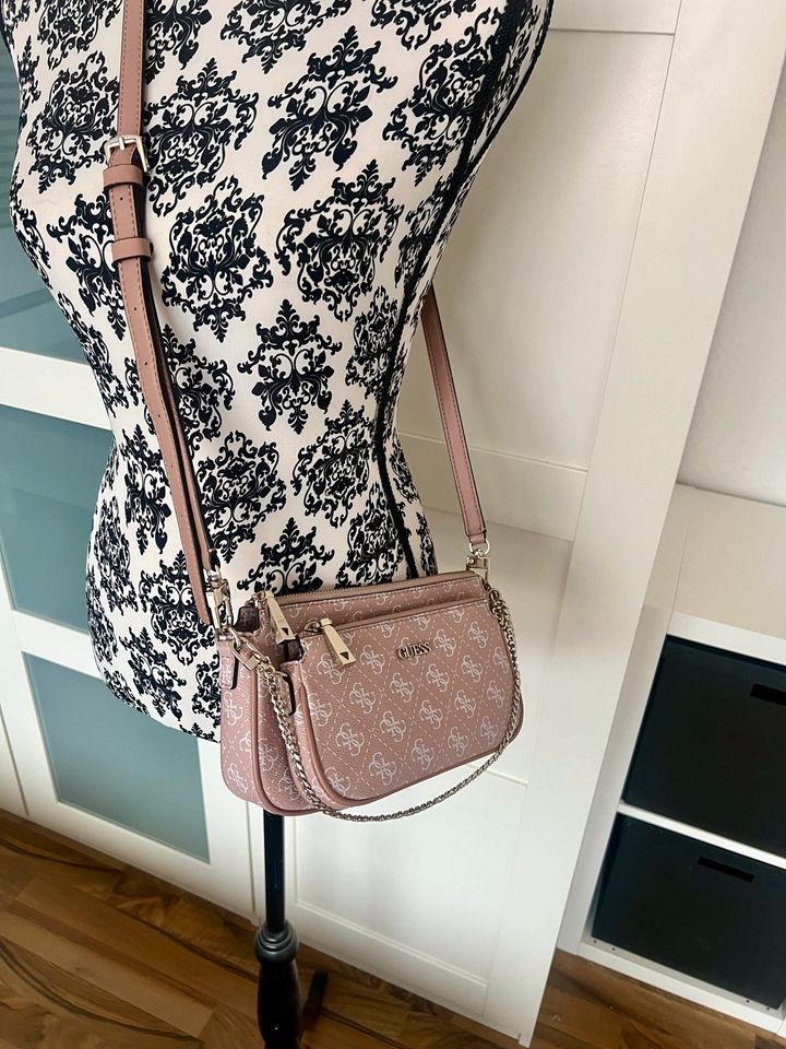 Guess Arie Noelle Pouch Crossbody Tasche rosa braun wie neu in Niederkassel