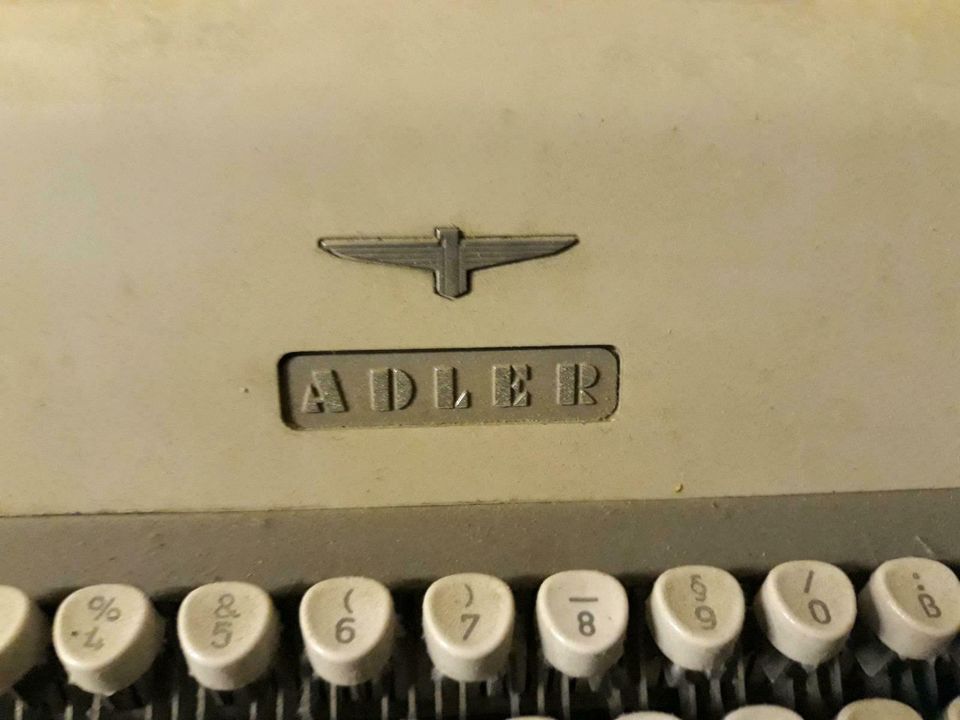 Eine schöne alte Original Adler Schreibmaschine in Berlin