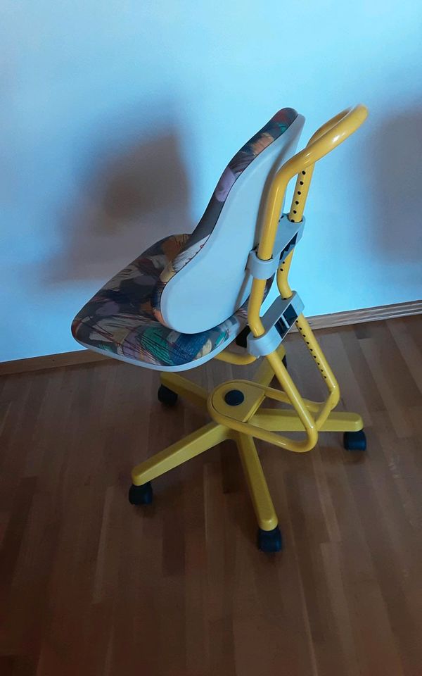 2 Schreibtischstühle retro gelb und blau Je 25 Euro in Ingolstadt