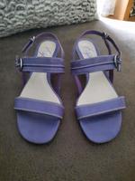 Neu: Sandalen von Esprit, lila, Gr. 36, Absatz 5 cm Nordrhein-Westfalen - Niederzier Vorschau
