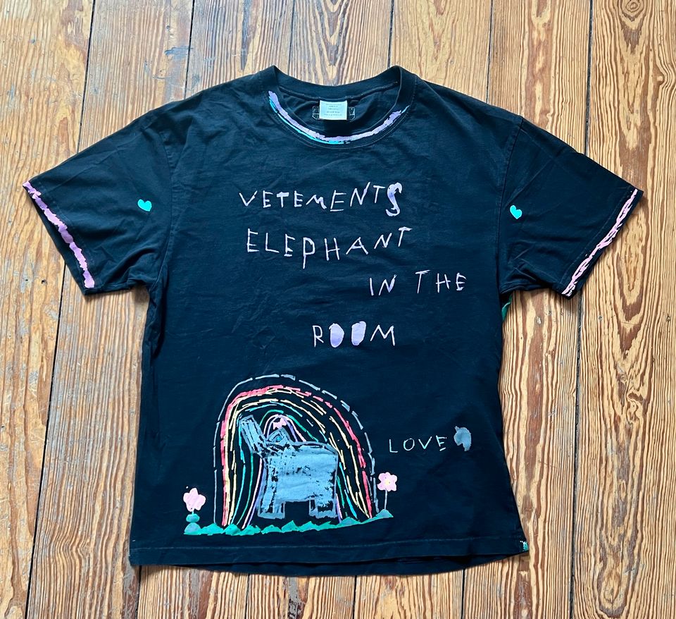 VETEMENTS Elephant in the Room T-Shirt schwarz S limited USD490 in Hamburg