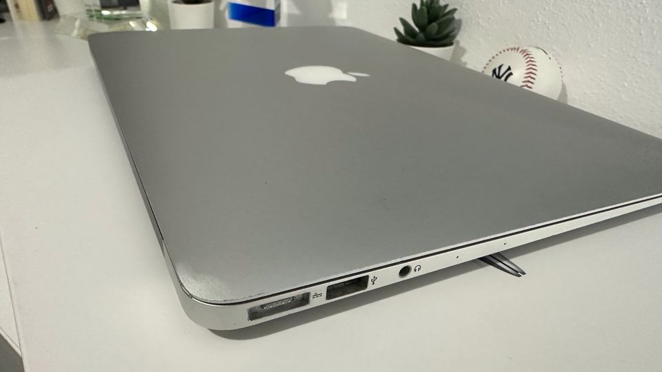 Apple MacBook Air 13,3 Zoll (128GB, i5, 4GB RAM) Anfang 2014 in Maisach