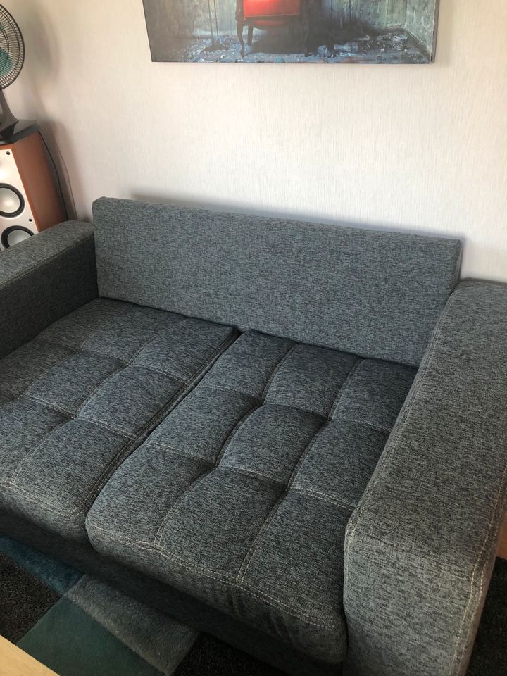 Modernes Sofa.  1,70 m breit  0,90 tief Sitzhöhe 0,45 m in Westerstede