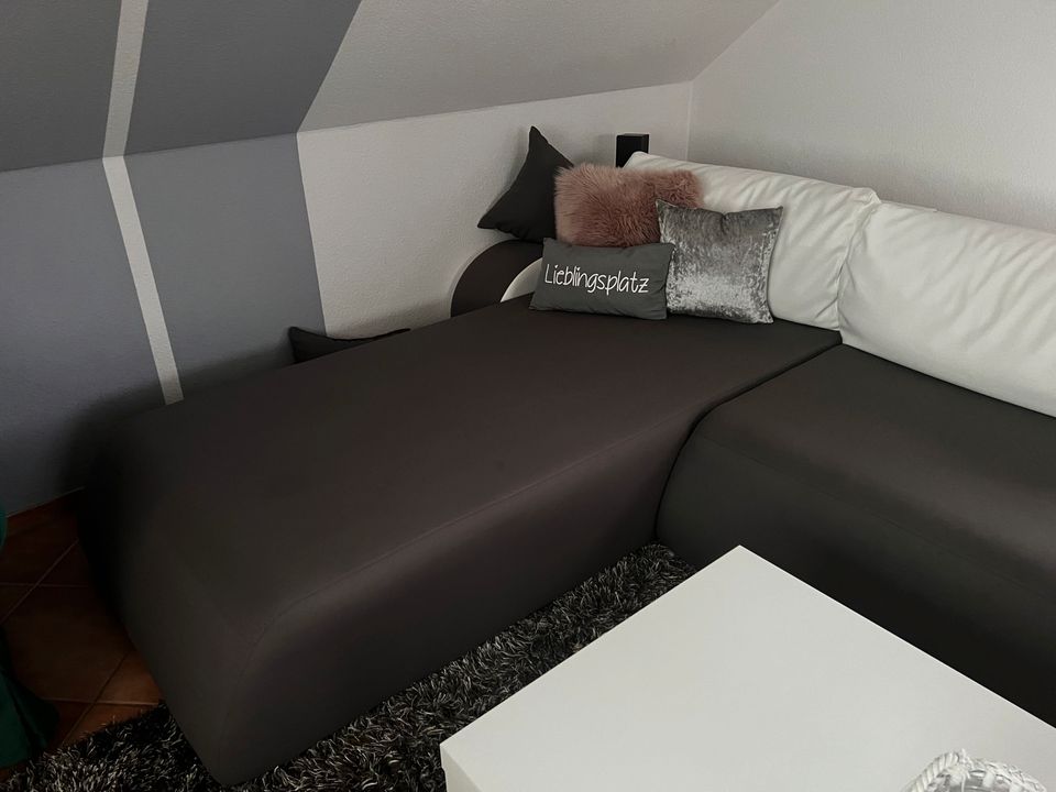 Couch Leder XXL mit 2 Ottomanen in grau und Weiß in Genthin