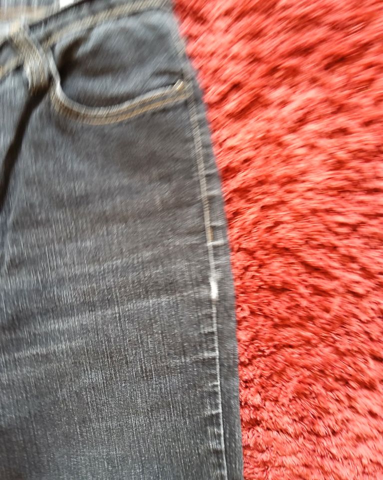 Jeans    HILFIGER   Größe ca. 36/38  (einf. Bundweite ca. 39 cm) in Wachenheim an der Weinstraße