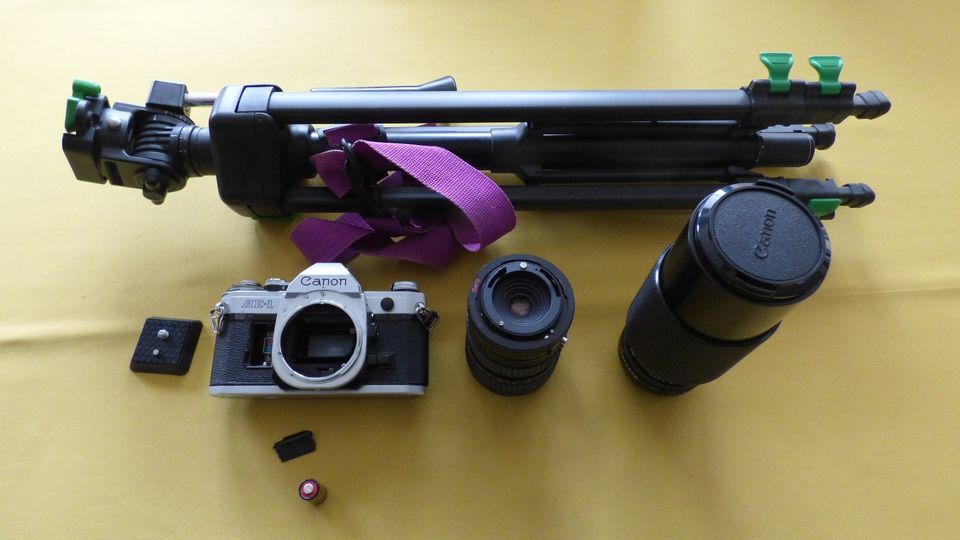 Canon AE-1 Fotokamera mit Zubehör in Altenbeken