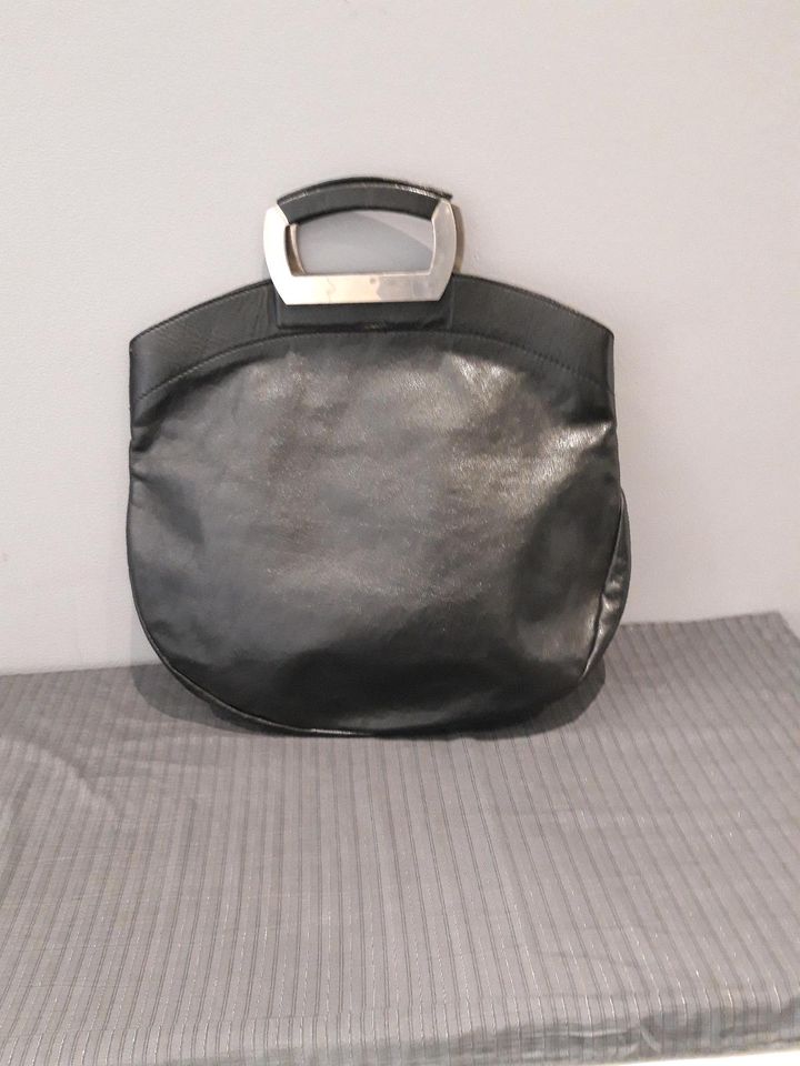 Damen Lederhandtasche schwarz in Hannover