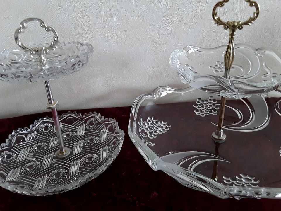 2 dekorative Etageren aus Glas, ideal für Feierlichkeiten. in Rabenau