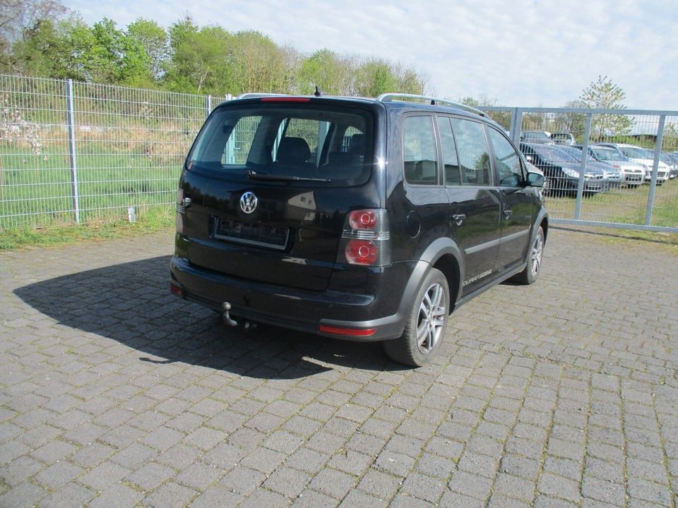 Volkswagen Touran Cross2.0 TDI LEDER~NAVI~7 SITZE~AHK~XENON in Herzberg am Harz
