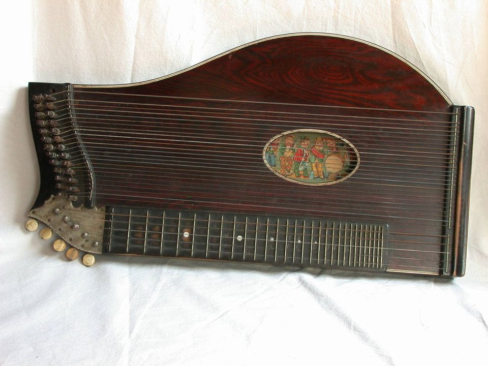 Antikes Saiteninstrument Gitarren-Zither um 1900 in Affalterbach  
