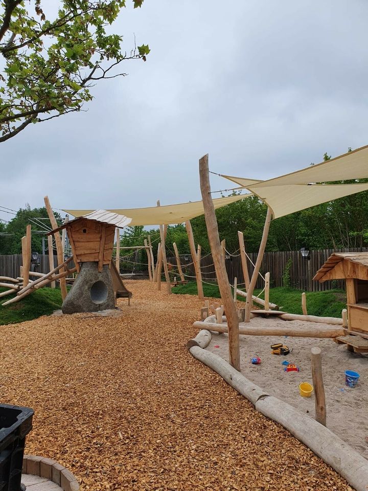 Spielplatz, Naturspielplatz,Findlinge, Klettersteine, Nestschaukel, Schaukel, Rutsche, Klettern, Kinder, Kindergärten, Schulen, Private- und öffentliche Spielplätze, Robinie in Uhingen