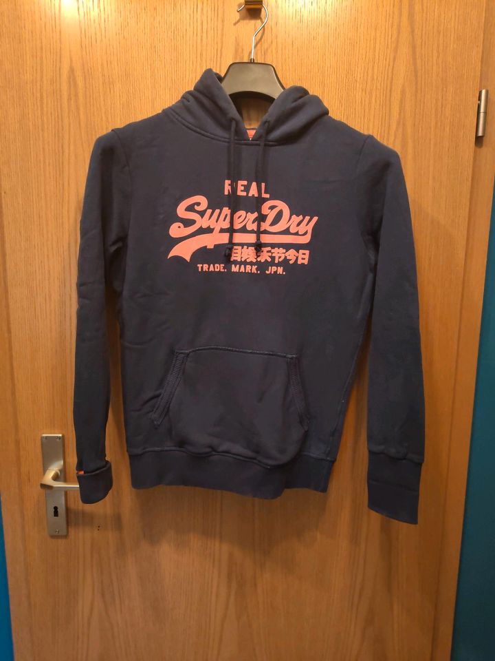 Dunkelblauer Hoodie von Superdry in Größe M in München