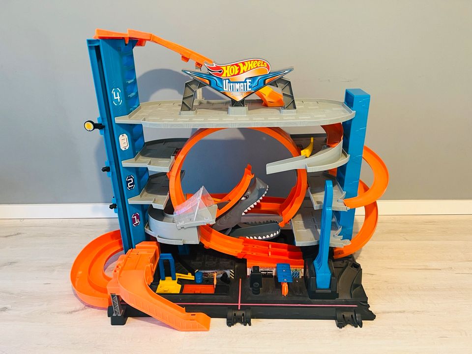 Hot Wheels FTB69 - City Ultimate Parkgarage und Parkhaus mit Hai in Nörvenich