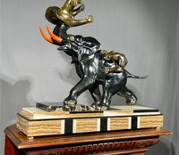 Skulpture Art Deko Elefant mit angreifende Panther Irenee Rochard Niedersachsen - Gnarrenburg Vorschau