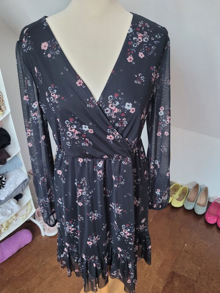 Luftiges schwarzes doppellagiges Kleid mit Blumen, Größe 36/38 in Rheine