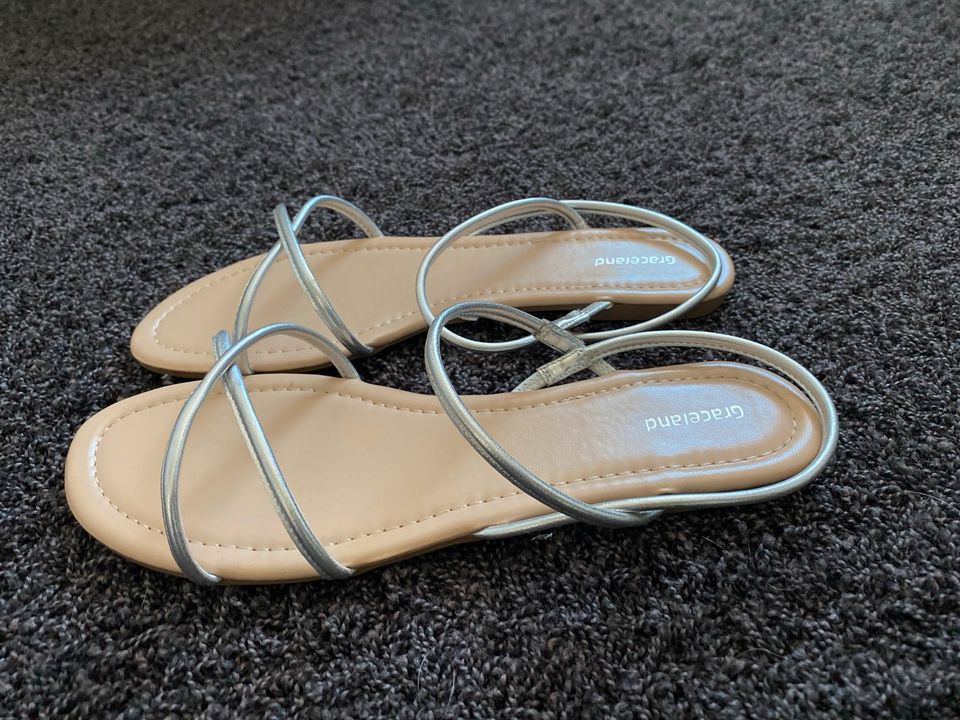 Mädchen Damen Sandalen Gr 38 neu in Rositz