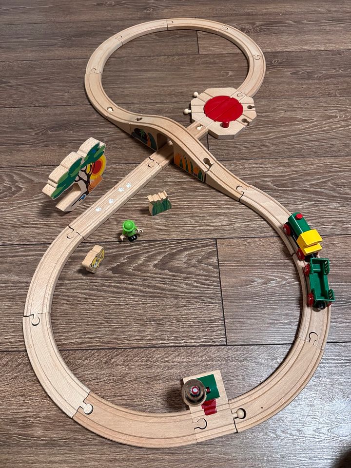 Holzeisenbahn Brio + Ikea + 2 x Brio Zug, Glocke, Drehscheibe in Frankfurt am Main