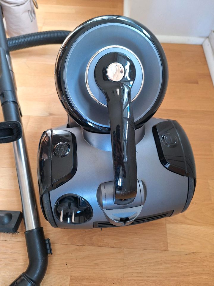 Staubsauger * Grundig Vacuum Cleaner VCC 7670 A in Hamburg