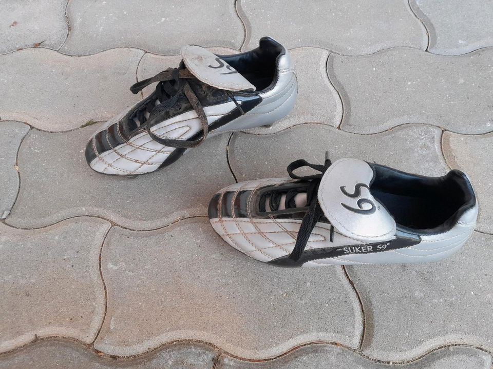 Fußball-Stollenschuhe in der Größe 34 in Waakirchen