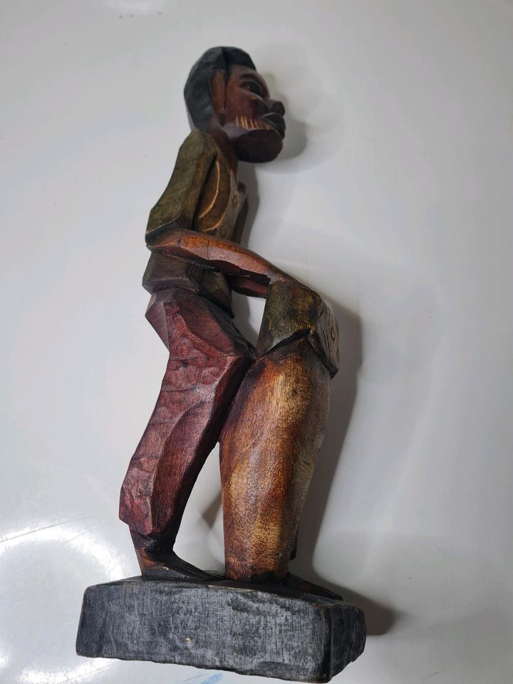 Holzfigur Afrika mit Trommel in Magdeburg