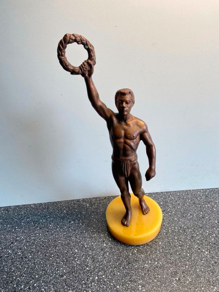 Bronze Skulptur Athletischer Sieger Lorbeerkranz Figur Mann in Berlin