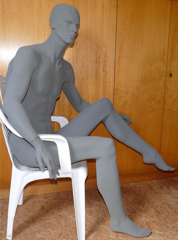 Schaufensterpuppe Mannequin großer Mann sitzend grau. in Lübbecke 