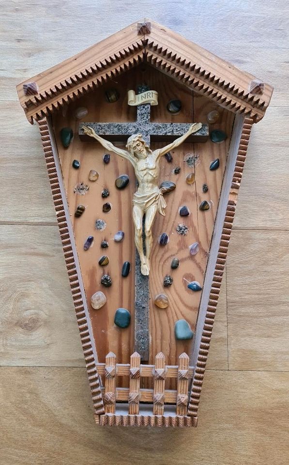 Kruzifix / Kreuz mit Figur aus Holz in München
