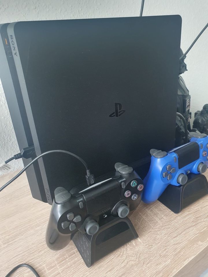 PlayStation 4 Slim 1 Tb mit 20 spiele 2 kontroller in Reutlingen