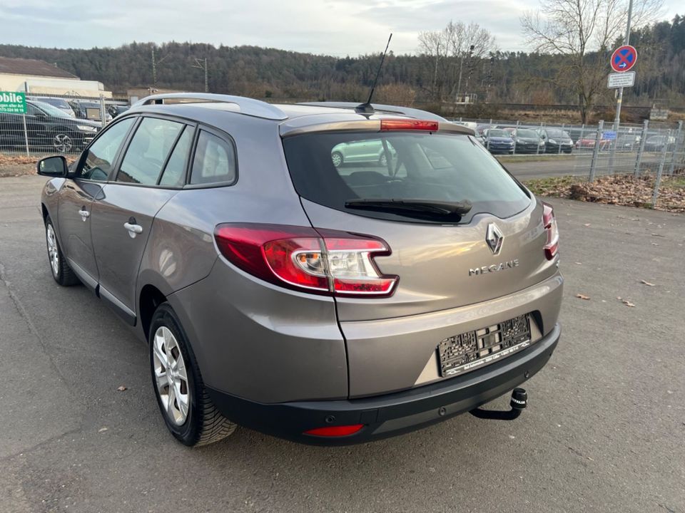 Renault Megane III Grandtour 1,5 dCi Expression / Navi in Cölbe