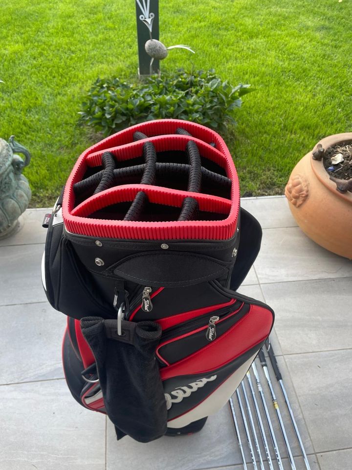 Golfbag Titleist + Golftasche mit 8 Golfschlägern und Bällen in Essen