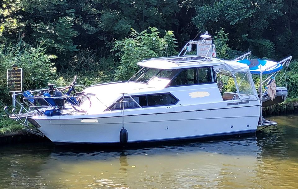 Motorboot, Kajütboot Bayliner Diesel bereit für die Saison in Heidesee