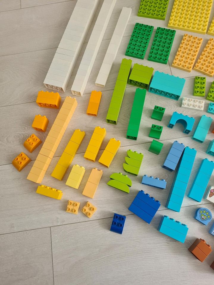 Lego Duplo Set XXL Tier Fahrzeuge Steine usw. in Hamburg