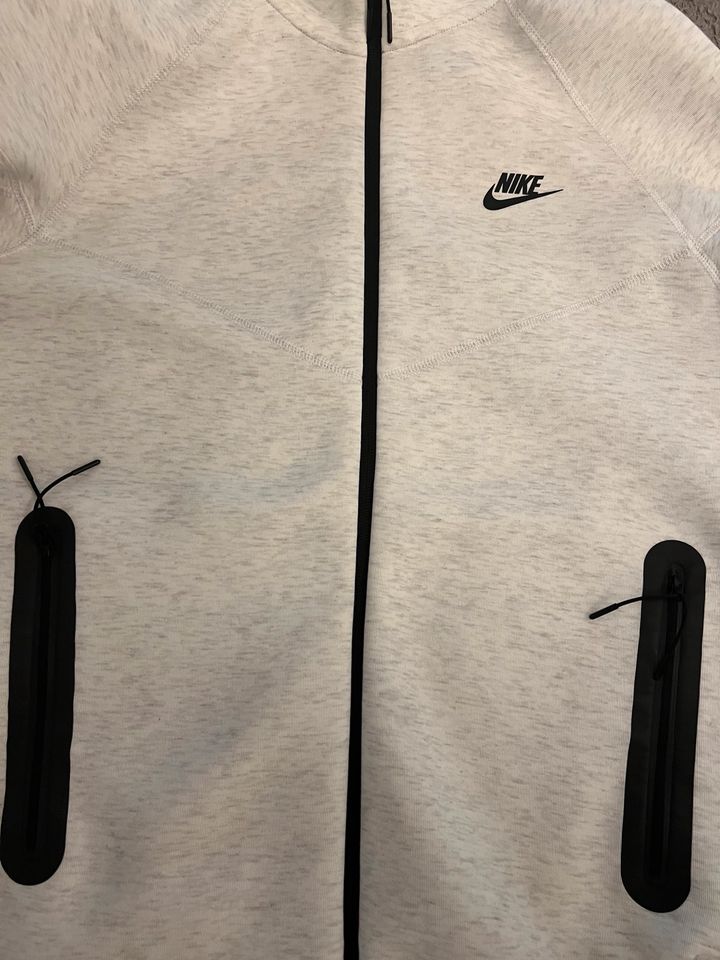 Nike tech Jacke grau in Essen