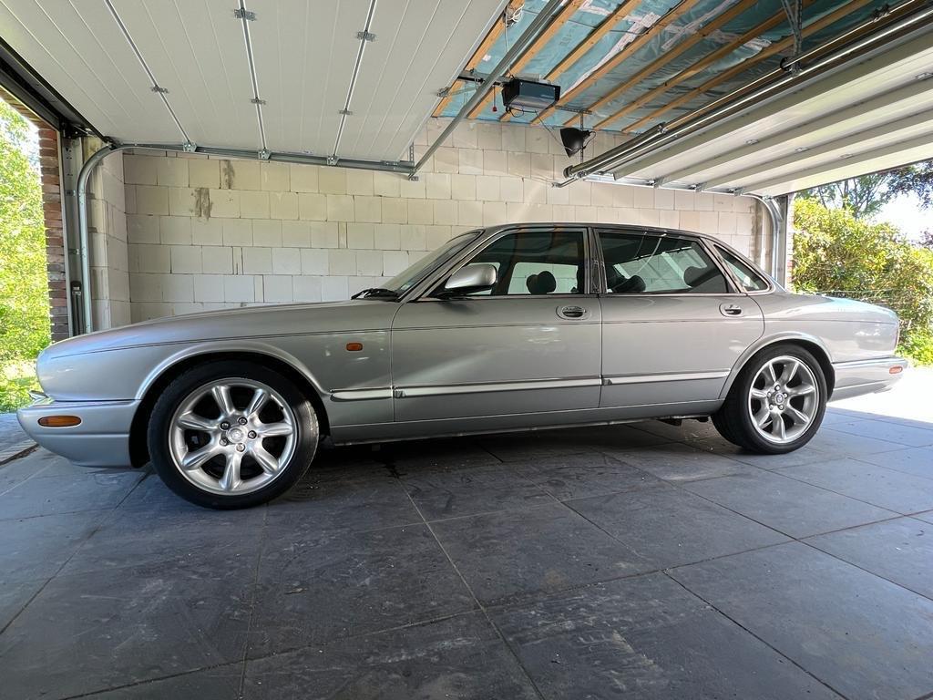 Abbildung des Autos Jaguar XJR Daimler Super…