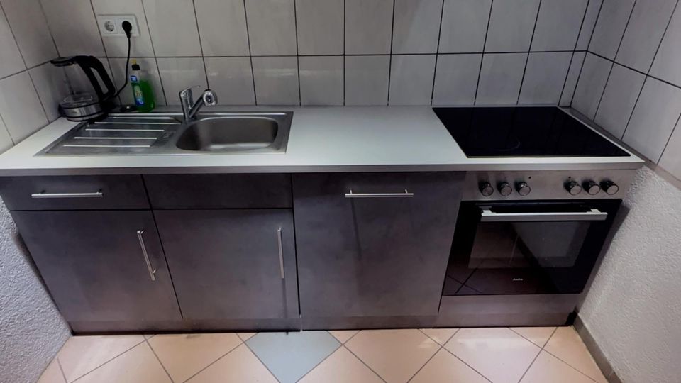 Einzeilerküche mit Spülmaschine und Herd. 3 Jahre alt. in Walldürn