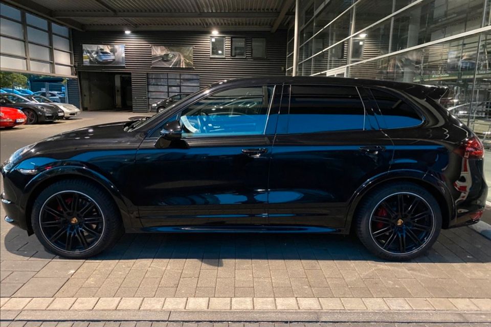 Porsche Cayenne GTS 4.8 420 PS V8 Chrono Paket Schwarz Bose 21 in Sankt Augustin