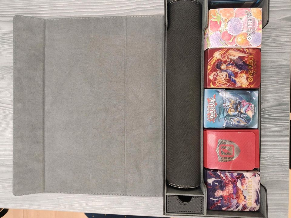 BANZAI CARD PROTECT DECK BOX 500+ CARDS INKL. PLAYMAT in Düsseldorf