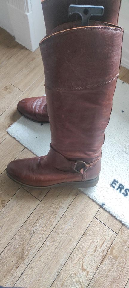 Verschiedene Leder Stiefel in Kiel