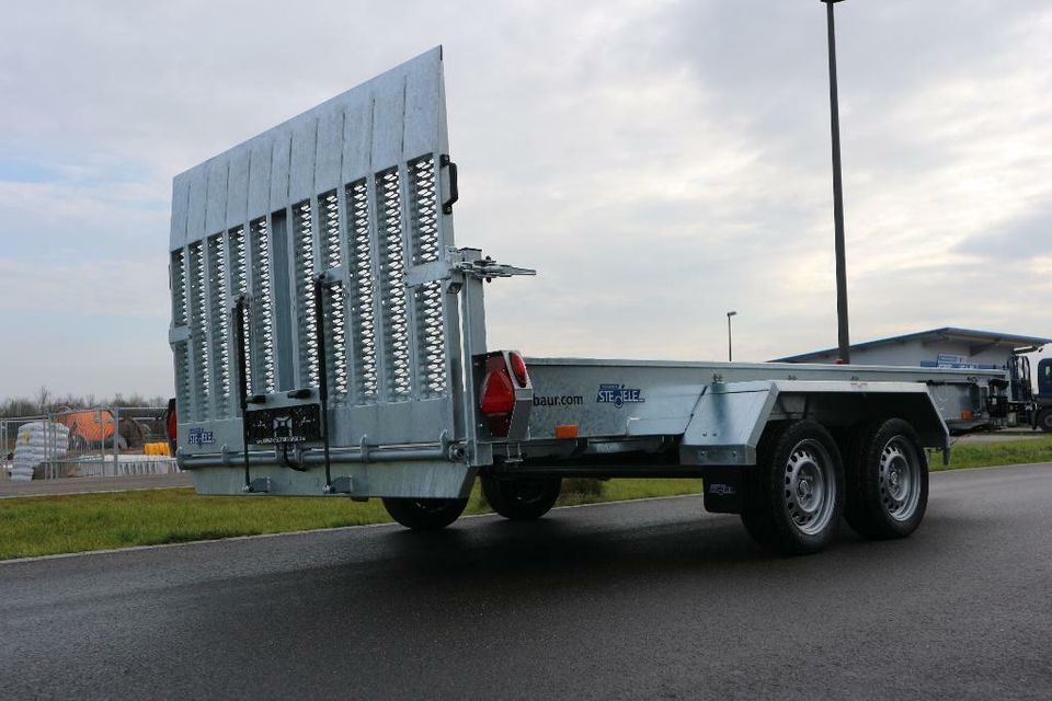 Humbaur Anhänger Tandem Absenk Maschinentransporter Senko 303016 in Woerth an der Donau